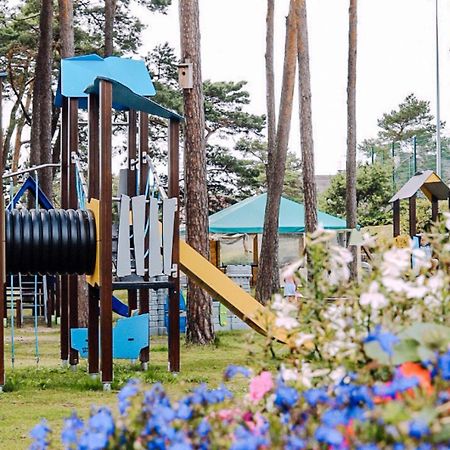Forest Family Resort - Domki Caloroczne Ustka Dış mekan fotoğraf