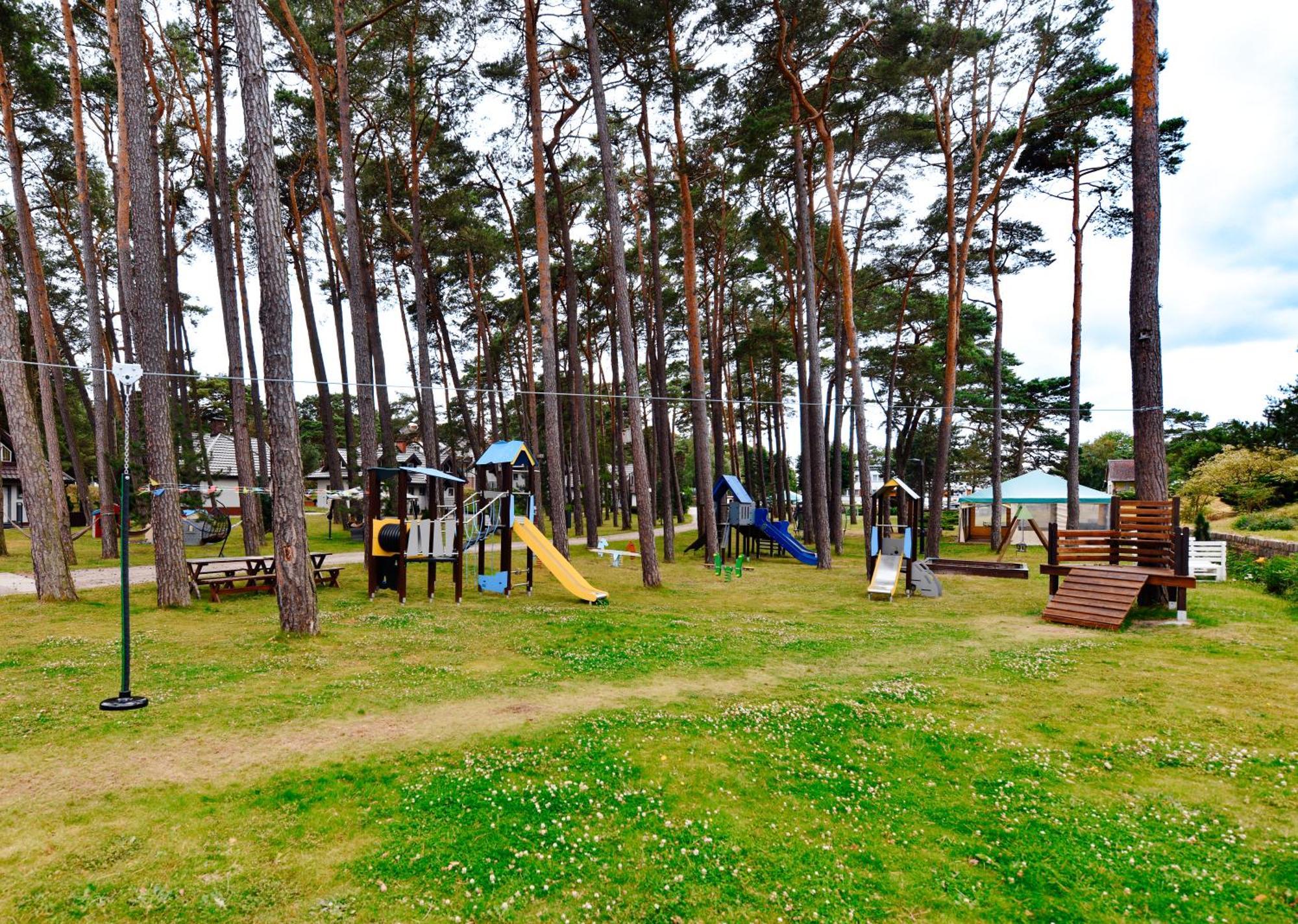 Forest Family Resort - Domki Caloroczne Ustka Dış mekan fotoğraf